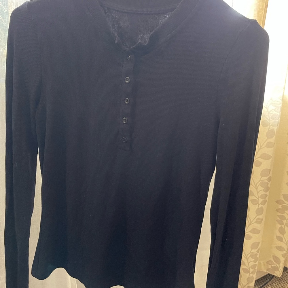 i am selling a long sleeve, worn once size M